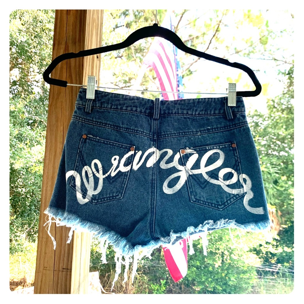 “Wrangler” denim shorts